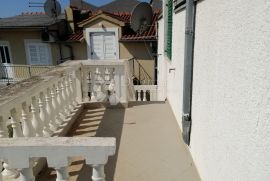 VODICE, apartmanska kuća sa panoramskim pogledom na more, Vodice, Дом