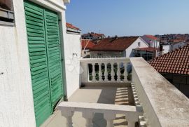 VODICE, apartmanska kuća sa panoramskim pogledom na more, Vodice, Дом