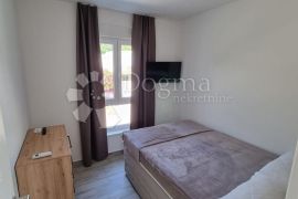 LUKSUZNI APARTMAN S KROVNOM TERASOM, Sveti Filip I Jakov, Kвартира