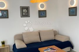 VODICE ATRAKTIVNA APARTMANSKA KUĆA BLIZ MORA, Vodice, Дом