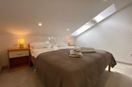 VODICE ATRAKTIVNA APARTMANSKA KUĆA BLIZ MORA, Vodice, Дом