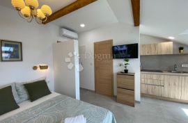 VODICE ATRAKTIVNA APARTMANSKA KUĆA BLIZ MORA, Vodice, Дом