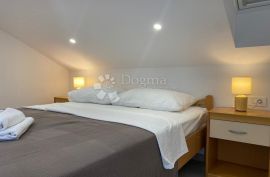 VODICE ATRAKTIVNA APARTMANSKA KUĆA BLIZ MORA, Vodice, Дом