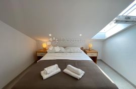 VODICE ATRAKTIVNA APARTMANSKA KUĆA BLIZ MORA, Vodice, Дом