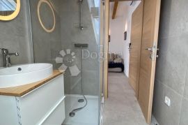 VODICE ATRAKTIVNA APARTMANSKA KUĆA BLIZ MORA, Vodice, Дом