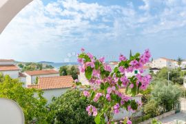 ROGOZNICA- KUĆA 70M OD PLAŽE, Rogoznica, Famiglia