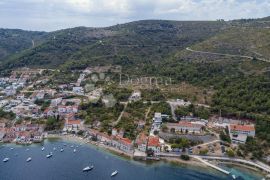 VIS- POLJOPRIVREDNO ZEMLJIŠTE SA SAVRŠENIM POGLEDOM - PORED GRAĐEVINSKE ZONE, Vis, Tierra