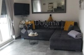 Apartman sa privatnim bazenom i dvorištem od 213m2, Dobrinj, Appartement