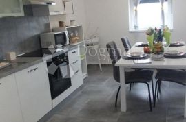 Apartman sa privatnim bazenom i dvorištem od 213m2, Dobrinj, Appartement