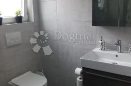 Apartman sa privatnim bazenom i dvorištem od 213m2, Dobrinj, Appartement