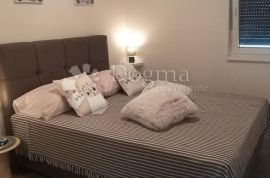 Apartman sa privatnim bazenom i dvorištem od 213m2, Dobrinj, Appartement