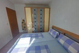 KRK  - KUĆA S 5 APARTMANA, Krk, بيت