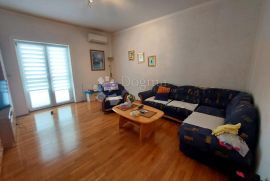 KRK  - KUĆA S 5 APARTMANA, Krk, بيت