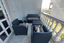 KRK  - KUĆA S 5 APARTMANA, Krk, بيت