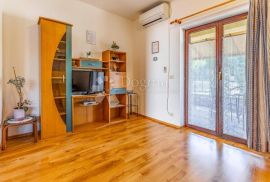 Predivna apartmanska kuća sa bazenom, Pula, House