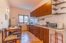 Predivna apartmanska kuća sa bazenom, Pula, House