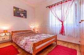 Predivna apartmanska kuća sa bazenom, Pula, House