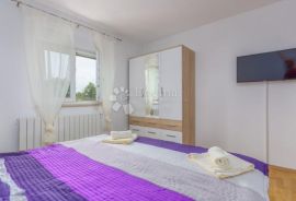 PREDIVNA PRIZEMNICA SA KONOBOM I STUDIOM APARTMANOM, Višnjan, Kuća