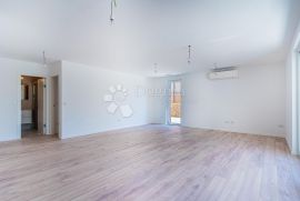 Luksuzni apartman sa terasom  i garažom u Cresu, Cres, Appartment