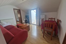 NJIVICE - APARTMAN U POTKROVLJU S TERASOM, Omišalj, Apartamento