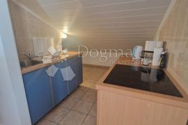 NJIVICE - APARTMAN U POTKROVLJU S TERASOM, Omišalj, Apartamento