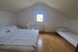 NJIVICE - APARTMAN U POTKROVLJU S TERASOM, Omišalj, Apartamento