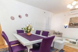 Apartman s okućnicom blizu mora, Dobrinj, Stan