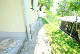 Apartman s okućnicom blizu mora, Dobrinj, Flat