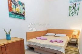 Apartman s okućnicom blizu mora, Dobrinj, Stan