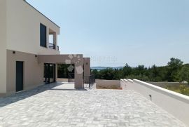 VODICE KUĆA NA ATRAKTIVNOJ LOKACIJI SA PREKRASNIM POGLEDOM, Vodice, House