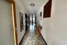 Kuća sa 11 apartmana 300m od mora, Crikvenica, بيت