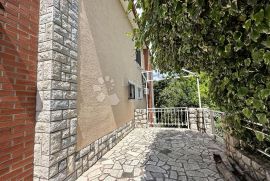 Kuća sa 11 apartmana 300m od mora, Crikvenica, بيت