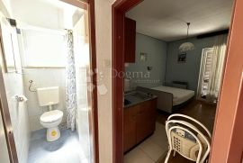 Kuća sa 11 apartmana 300m od mora, Crikvenica, بيت