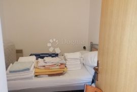 TRIBUNJ, kuća sa 8 apartmana i 8 parkirnih mjesta, Vodice, Casa