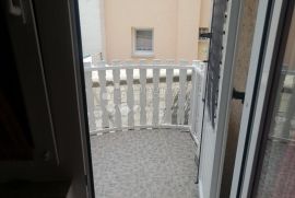 TRIBUNJ, kuća sa 8 apartmana i 8 parkirnih mjesta, Vodice, Casa