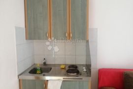 TRIBUNJ, kuća sa 8 apartmana i 8 parkirnih mjesta, Vodice, Casa