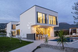 VILLA S BAZENOM  KAŠTEL NOVI, Kaštela, House