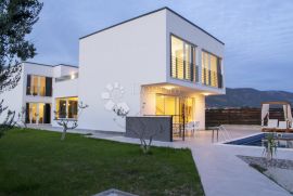 VILLA S BAZENOM  KAŠTEL NOVI, Kaštela, Famiglia