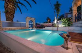 Villa prvi red uz more - TROGIR, Trogir, Ev