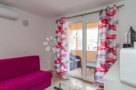 VODICE, blizu mora 5 apartmana spremni za turističko iznajmljivanje, Vodice, Appartamento