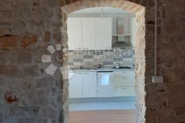 ŠIBENIK OTOK KAPRIJE - KAMENA VILA NA SAMOJ OBALI, Šibenik - Okolica, Casa