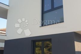 OTOK KRK-Eksluzivan apartman s bazemom i dva parking mjesta!, Krk, Appartamento