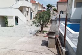 VODICE PREKRASNA KUĆA SA TRI STAMBENE JEDINICE, Vodice, Ev