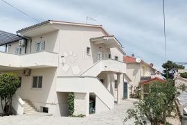 VODICE PREKRASNA KUĆA SA TRI STAMBENE JEDINICE, Vodice, Ev