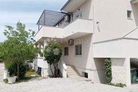 VODICE PREKRASNA KUĆA SA TRI STAMBENE JEDINICE, Vodice, Ev