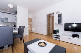 ATRAKTIVAN DVOSOBAN STAN SA BAZENOM, Seget, Appartement