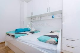 ATRAKTIVAN DVOSOBAN STAN SA BAZENOM, Seget, Appartement