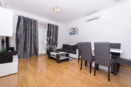 ATRAKTIVAN DVOSOBAN STAN SA BAZENOM, Seget, Appartement