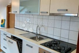 Stan u potkrovlju zgrade, Solin, Solin, Appartement