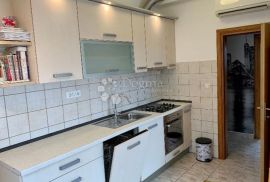 Stan u potkrovlju zgrade, Solin, Solin, Appartement